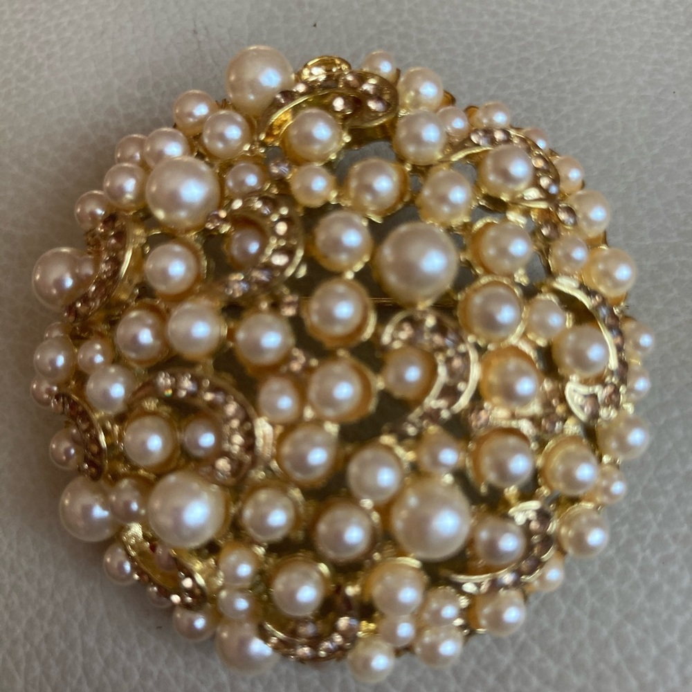 Gorgeous brooch - Picture 1 of 4